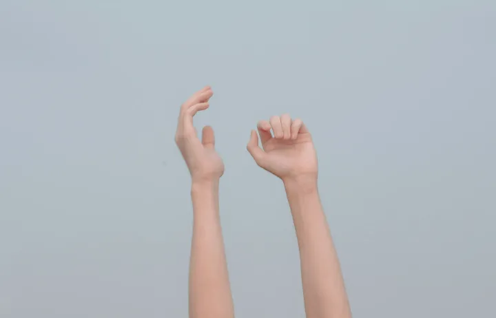 Vad är de små knottorna och prickarna på armarna?